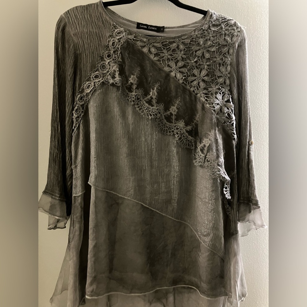 Casual Express Women’s Small Gray Boho Asymmetrical Tunic with Floral‎ Lace